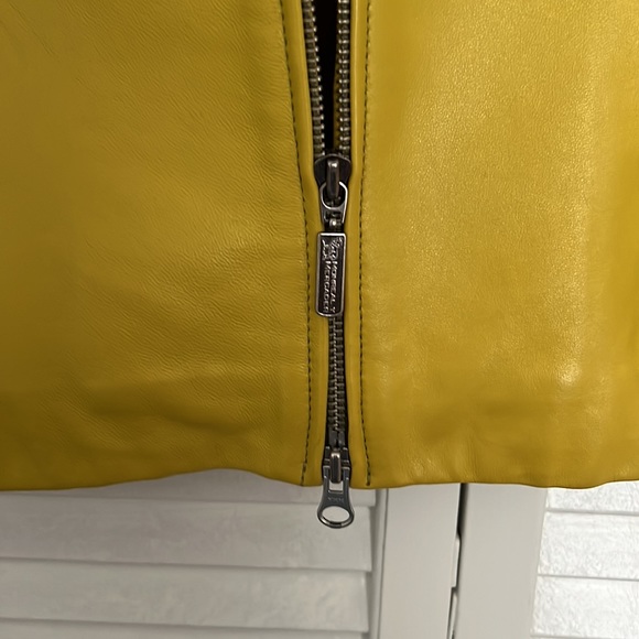 Leather classy semi fitted leather jacket with cuffed sleeves. - Picture 3 of 8